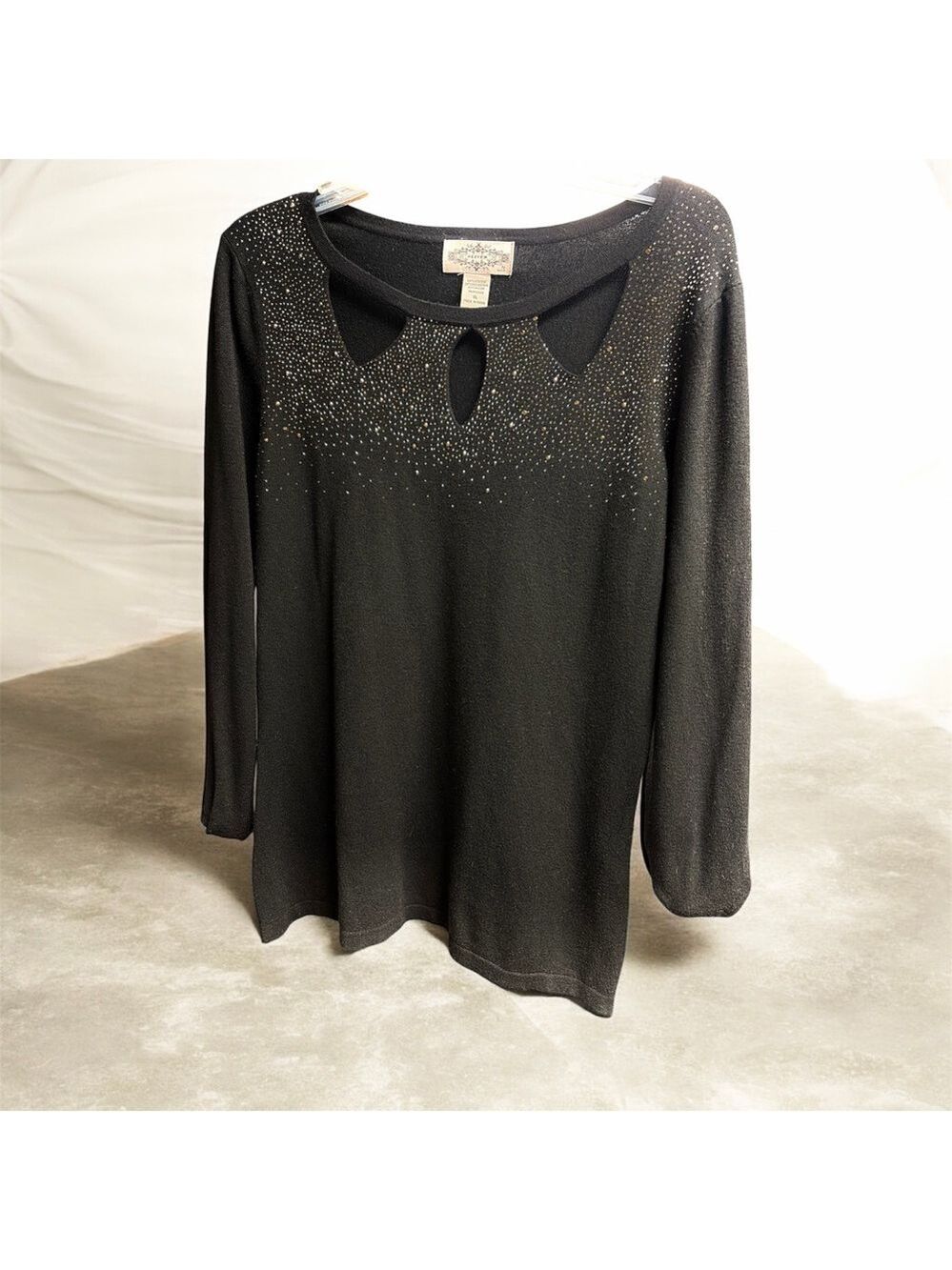 Oliver by escio - Elegant Jet Black with Gold Accents and Cutouts
